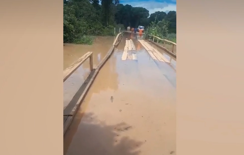 Ponte em Rio Negro fica submersa após chuvas intensas